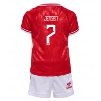 Camiseta Dinamarca Mathias Jensen #7 Primera Equipación para niños Eurocopa 2024 manga corta (+ pantalones cortos)